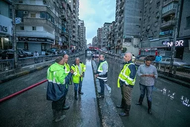 بعد ليلٍ طويل.. الإسكندرية تنجح في رفع مياه الأمطار لكن تظل في «حالة تأهب» 5 - جريدة الجمهورية 7 103 - جريدة الجمهورية