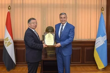 محافظ الإسكندرية وعضو المكتب السياسي للحزب الشيوعي الصيني يبحثان آفاق التعاون 4 - جريدة الجمهورية 7 62 - جريدة الجمهورية