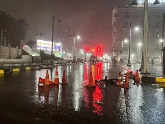 الإسكندرية تحت وطأة العاصفة: إصابات وإغلاق كورنيش البحر وتعطيل الامتحانات الجامعية وإعلان حالة الطوارئ 8 - جريدة الجمهورية 8 78 - جريدة الجمهورية
