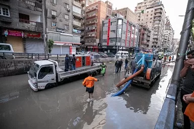 بعد ليلٍ طويل.. الإسكندرية تنجح في رفع مياه الأمطار لكن تظل في «حالة تأهب» 4 - جريدة الجمهورية 8 83 - جريدة الجمهورية