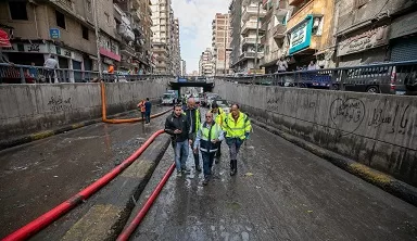 بعد ليلٍ طويل.. الإسكندرية تنجح في رفع مياه الأمطار لكن تظل في «حالة تأهب» 3 - جريدة الجمهورية 9 54 - جريدة الجمهورية