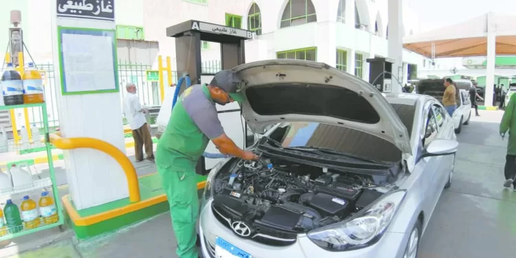 تحويل 220 ألف سيارة للعمل بالغاز الطبيعى 1 - جريدة الجمهورية رموز فنية بارزة فى مصنع النجوم