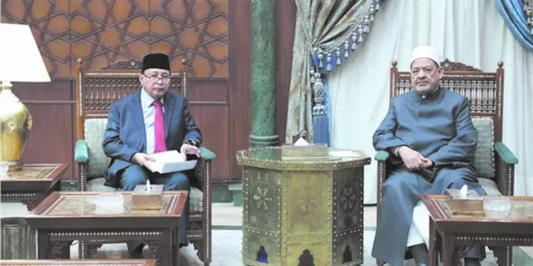 مسئول إندونيسى خلال لقائه الإمام الأكبر: «الأزهر» قبلة طلاب العلوم الشرعيَّة والعربية فى كل أنحاء العالم