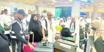 «لبيك اللهم لبيك».. البعثة الرسمية تستقبل ضيوف الرحمن.. بالورد والهدايا