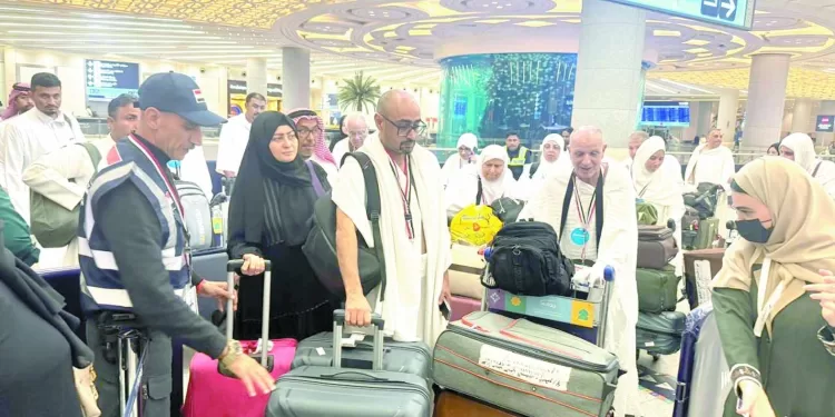 «لبيك اللهم لبيك».. البعثة الرسمية تستقبل ضيوف الرحمن.. بالورد والهدايا