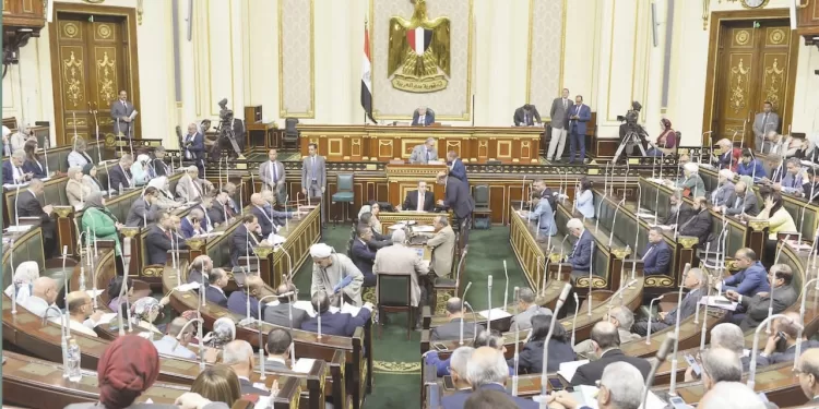 150 جنيهًا الحد الأدنى للعلاوة الدورية و700 جنيه زيادة فى الحافز الإضافى