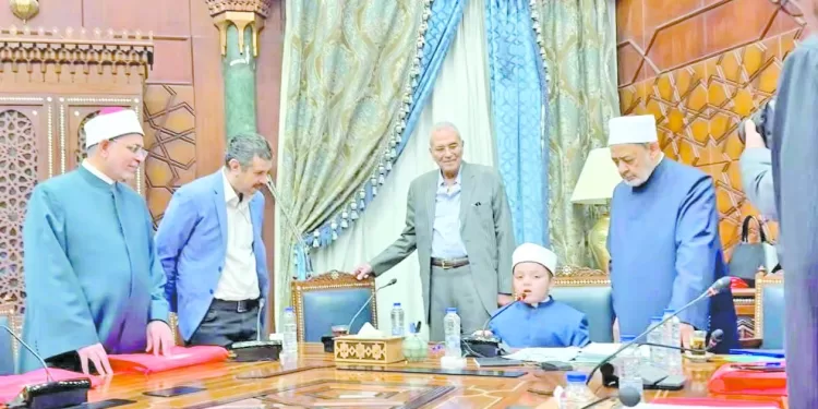 إبداع أبناء الأزهر مستمر أنس.. طالب الثانى الابتدائى.. يحفظ ألف بيت من «المتون»