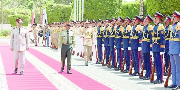 لبحث سبل تعزيز التعاون العسكرى: الفريق أول عبدالمجيد صقر يلتقى وزير دفاع مدغشقر