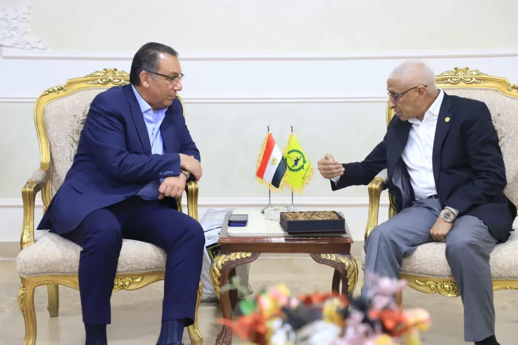 توجيهات رئاسية تتحقق.. محافظ شمال سيناء يستقبل وفد النقل لبدء تنفيذ مشروع السكة الحديد 12 - جريدة الجمهورية WhatsApp Image 2025 05 06 at 9.00.13 PM 2 - جريدة الجمهورية