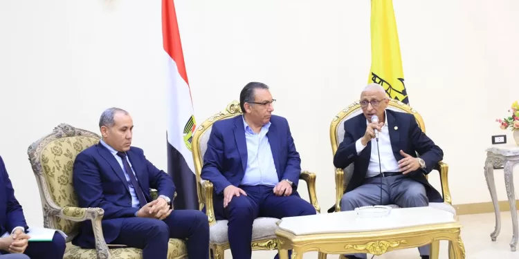 توجيهات رئاسية تتحقق.. محافظ شمال سيناء يستقبل وفد النقل لبدء تنفيذ مشروع السكة الحديد