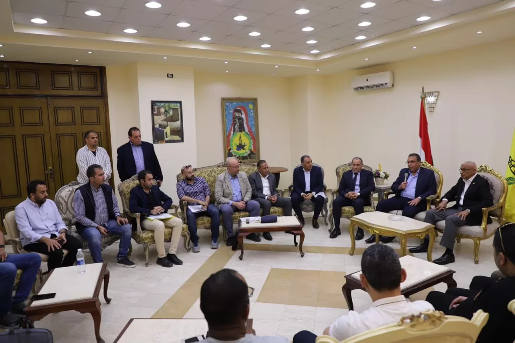 توجيهات رئاسية تتحقق.. محافظ شمال سيناء يستقبل وفد النقل لبدء تنفيذ مشروع السكة الحديد 2 - جريدة الجمهورية WhatsApp Image 2025 05 06 at 9.00.17 PM - جريدة الجمهورية