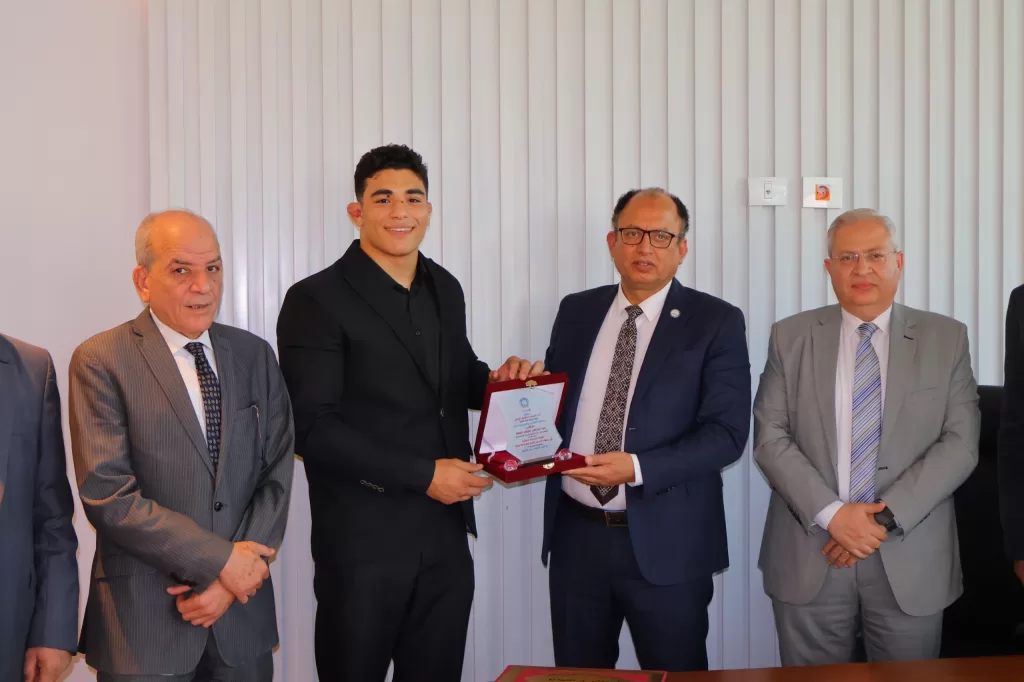 رئيس جامعة حلوان الأهلية يكرم عبدالرحمن بطل إفريقيا في المصارعة الحرة 3 - جريدة الجمهورية WhatsApp Image 2025 05 07 at 2.26.46 PM 3 - جريدة الجمهورية