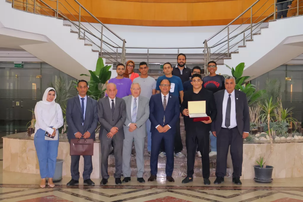رئيس جامعة حلوان الأهلية يكرم عبدالرحمن بطل إفريقيا في المصارعة الحرة 4 - جريدة الجمهورية WhatsApp Image 2025 05 07 at 2.26.46 PM 6 - جريدة الجمهورية