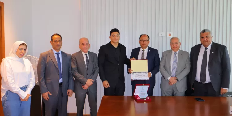 رئيس جامعة حلوان الأهلية يكرم عبدالرحمن بطل إفريقيا في المصارعة الحرة