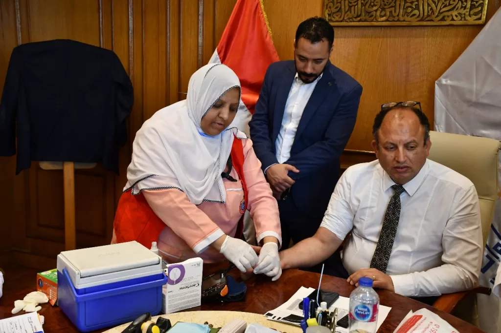 جولة ميدانية لرئيس جامعة حلوان لمتابعة أعمال مبادرة الكشف المبكر عن الأورام والأمراض المزمنة مجانًا 10 - جريدة الجمهورية WhatsApp Image 2025 05 07 at 5.51.32 PM 2 - جريدة الجمهورية