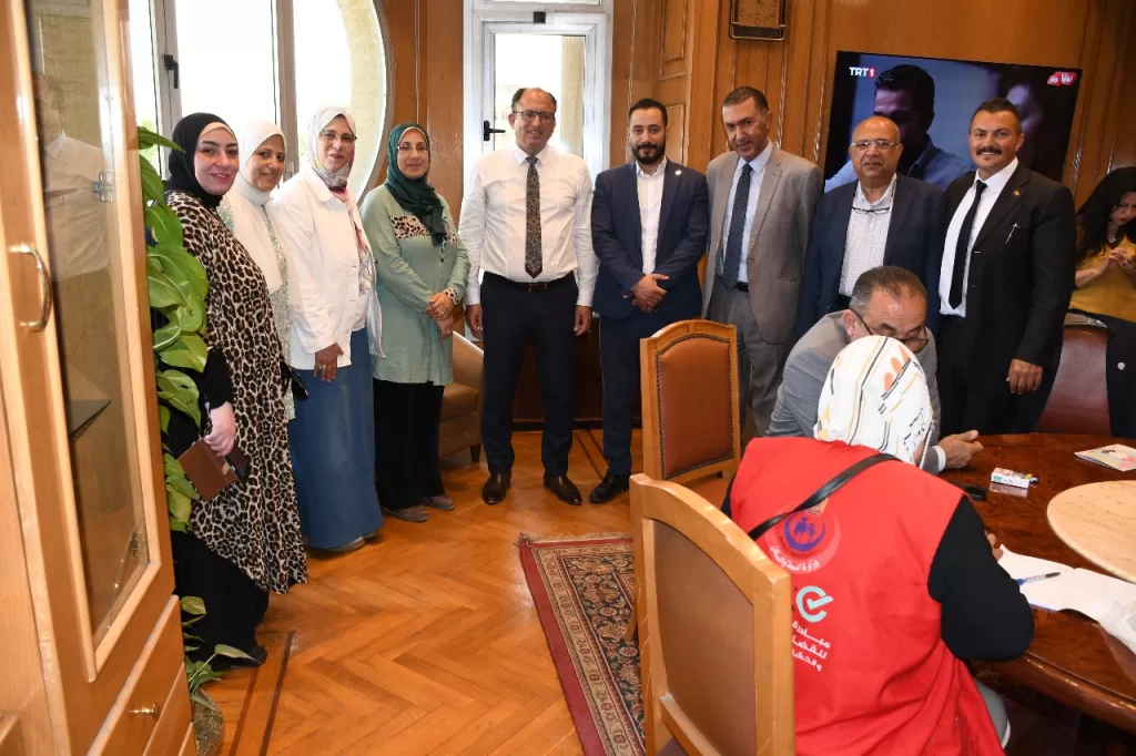 جولة ميدانية لرئيس جامعة حلوان لمتابعة أعمال مبادرة الكشف المبكر عن الأورام والأمراض المزمنة مجانًا 5 - جريدة الجمهورية WhatsApp Image 2025 05 07 at 5.51.33 PM 2 - جريدة الجمهورية