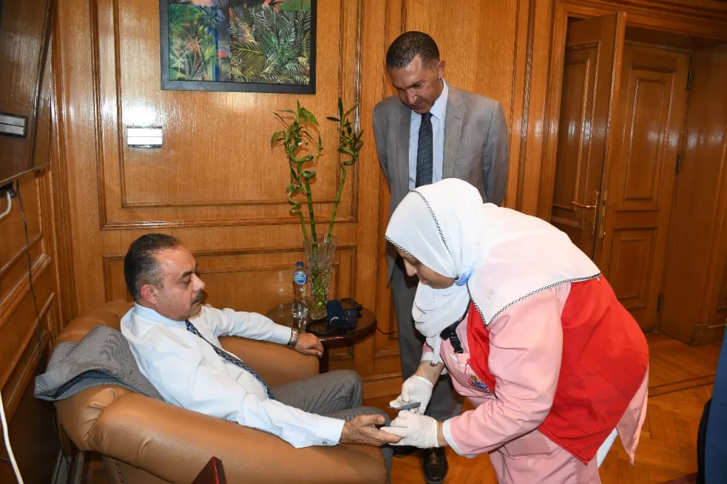 جولة ميدانية لرئيس جامعة حلوان لمتابعة أعمال مبادرة الكشف المبكر عن الأورام والأمراض المزمنة مجانًا 4 - جريدة الجمهورية WhatsApp Image 2025 05 07 at 5.51.33 PM 3 - جريدة الجمهورية