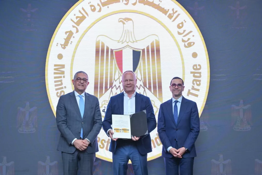 وزير الاستثمار يُسلم 6 رُخص ذهبية جديدة لمشروعات استثمارية واعدة 3 - جريدة الجمهورية WhatsApp Image 2025 05 12 at 1.42.21 PM 1 - جريدة الجمهورية