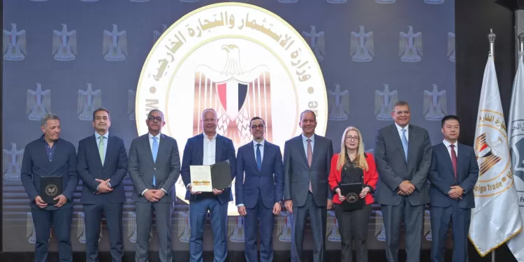 وزير الاستثمار يُسلم 6 رُخص ذهبية جديدة لمشروعات استثمارية واعدة