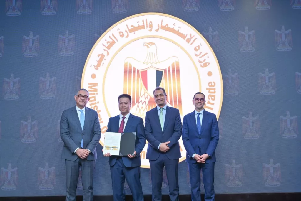 وزير الاستثمار يُسلم 6 رُخص ذهبية جديدة لمشروعات استثمارية واعدة 6 - جريدة الجمهورية WhatsApp Image 2025 05 12 at 1.42.22 PM - جريدة الجمهورية