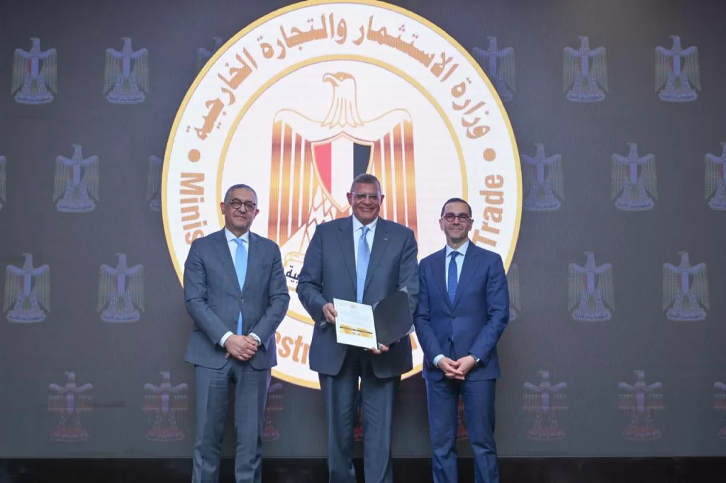 وزير الاستثمار يُسلم 6 رُخص ذهبية جديدة لمشروعات استثمارية واعدة 2 - جريدة الجمهورية WhatsApp Image 2025 05 12 at 1.42.23 PM - جريدة الجمهورية