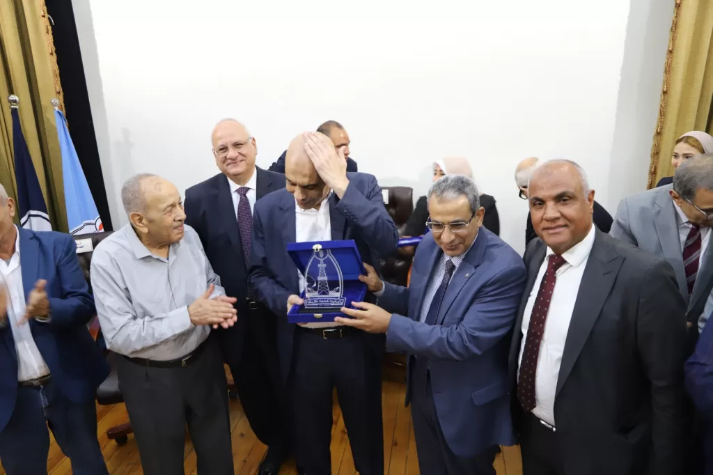 «العامة للبترول» تُكرم قياداتها النقابية العمالية تقديرًا لسنوات العطاء 3 - جريدة الجمهورية WhatsApp Image 2025 05 12 at 10.28.54 PM 1 - جريدة الجمهورية