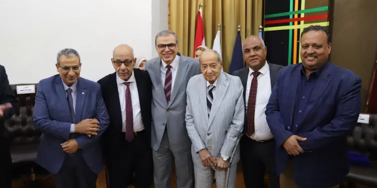 «العامة للبترول» تُكرم قياداتها النقابية العمالية تقديرًا لسنوات العطاء