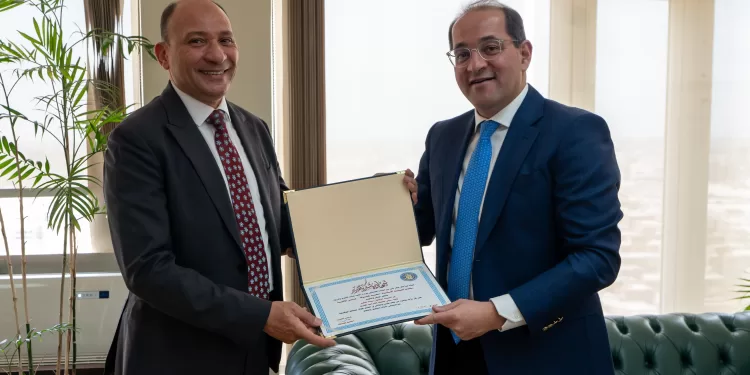 تكريمًا لمسيرة حافلة.. وزير المالية يشيد بدور د. السيد صقر في مصلحة الضرائب