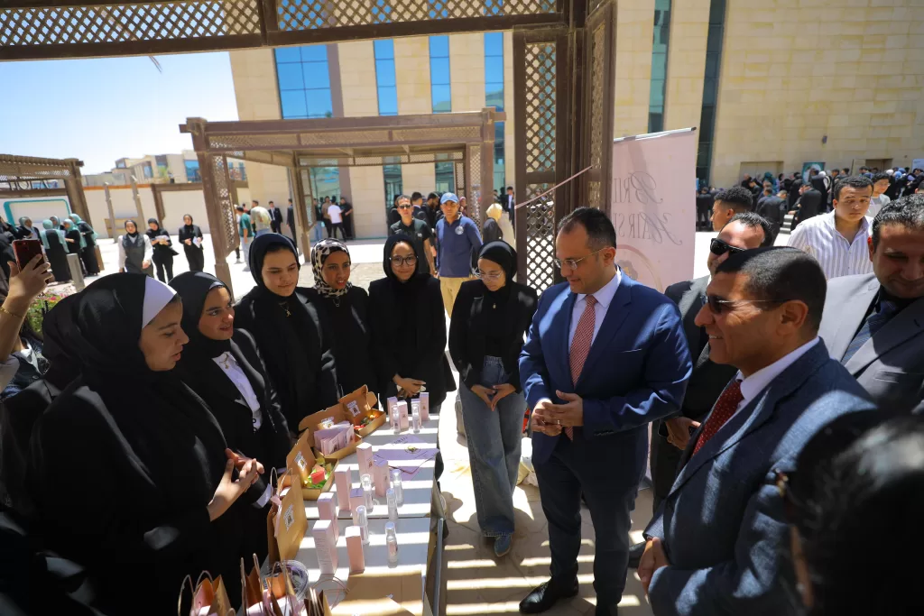 مشروعات تخرج مبتكرة.. طلاب الجلالة يقدمون حلولًا للصناعات الصحية والتجميلية 2 - جريدة الجمهورية WhatsApp Image 2025 05 13 at 10.41.45 PM - جريدة الجمهورية