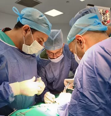 إعادة توصيل مجري البول لشاب تعرض لحادث بالسويس