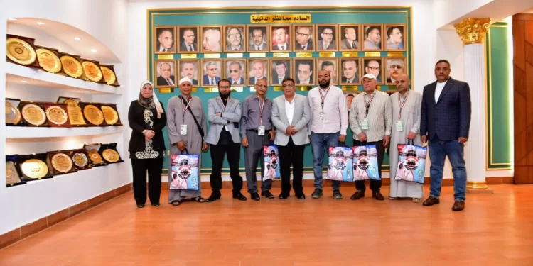 تسليم محافظ الدقهلية تأشيرات وتذاكر الحج لحجاج الجمعيات الأهلية