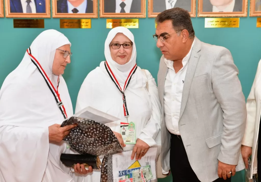 تسليم محافظ الدقهلية تأشيرات وتذاكر الحج لحجاج الجمعيات الأهلية 5 - جريدة الجمهورية WhatsApp Image 2025 05 15 at 2.53.13 PM - جريدة الجمهورية
