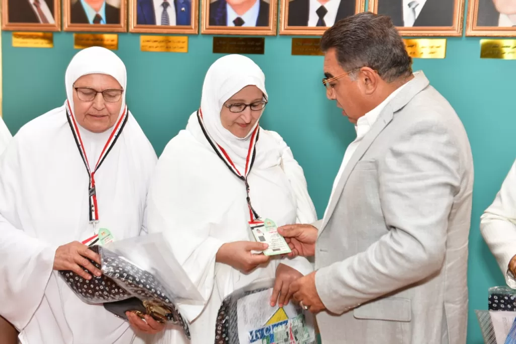 تسليم محافظ الدقهلية تأشيرات وتذاكر الحج لحجاج الجمعيات الأهلية 3 - جريدة الجمهورية WhatsApp Image 2025 05 15 at 2.53.14 PM 2 - جريدة الجمهورية