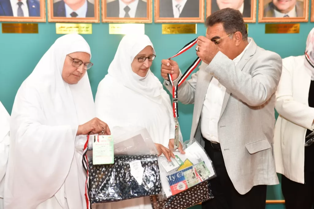 تسليم محافظ الدقهلية تأشيرات وتذاكر الحج لحجاج الجمعيات الأهلية 2 - جريدة الجمهورية WhatsApp Image 2025 05 15 at 2.53.15 PM - جريدة الجمهورية