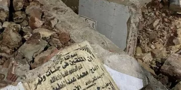 الأمن يطارد الجناة.. والنيابة تفتح تحقيقًا في جريمة هدم مقبرة وإزالة رفات الموتى لنزاع على الأرض!