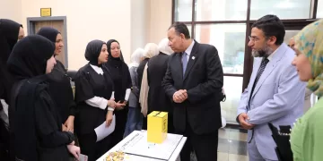 طلاب القانون بجامعة المنصورة الجديدة يخوضون تجربة محاكمة صورية مستوحاة من «قضية الآثار الكبرى»