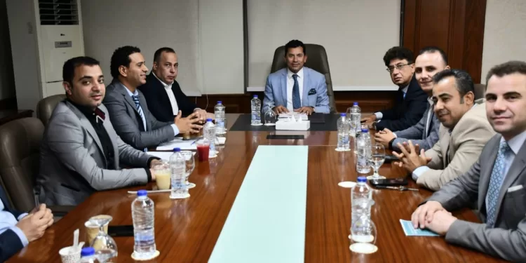 وزير الشباب والرياضة يبحث مع النقاد الرياضيين سبل تعزيز الإعلام والثقافة الرياضية