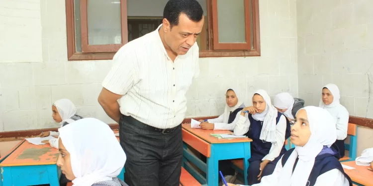 وكيل تعليم سوهاج يتفقد لجان الامتحانات.. ويؤكد على توفير أجواء آمنة ومنضبطة