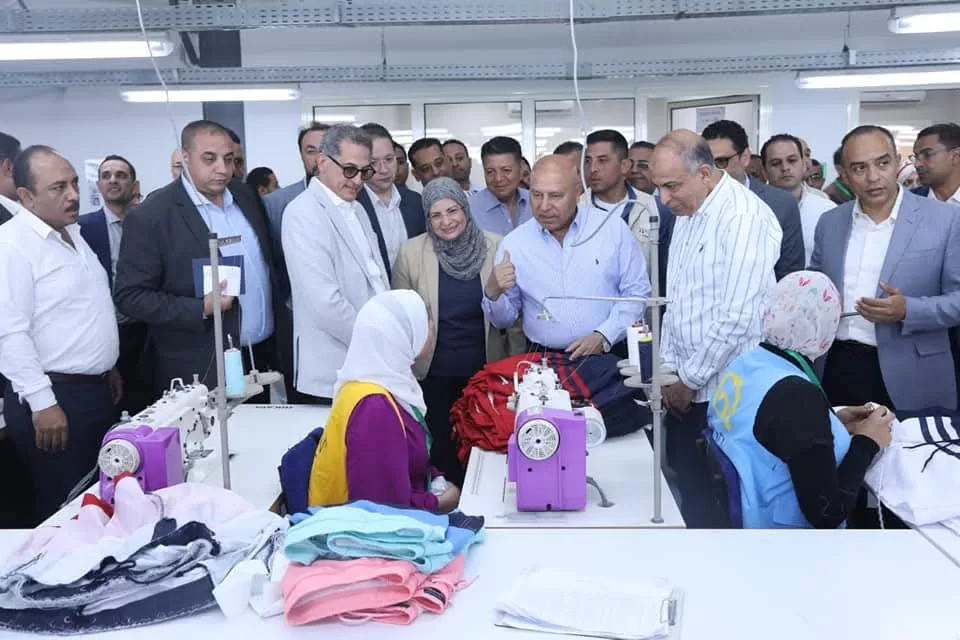خطوات تنموية جديدة في المنيا: وزير الصناعة والنقل يفتتح مصنع ملابس ويتفقد مشروع ازدواج طريق ديروط-أسيوط 2 - جريدة الجمهورية WhatsApp Image 2025 05 24 at 2.39.48 PM 1 - جريدة الجمهورية