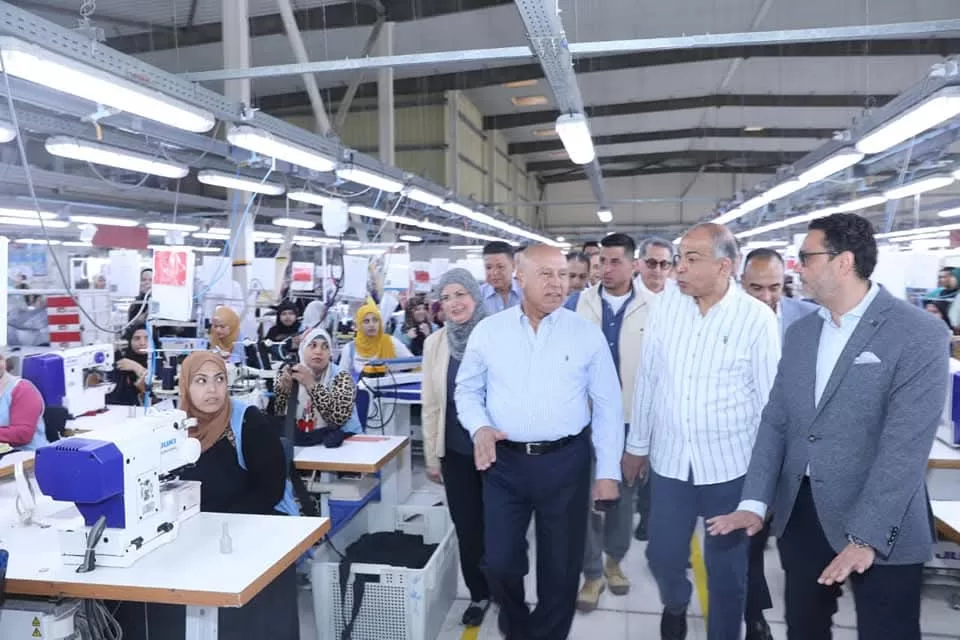 خطوات تنموية جديدة في المنيا: وزير الصناعة والنقل يفتتح مصنع ملابس ويتفقد مشروع ازدواج طريق ديروط-أسيوط 3 - جريدة الجمهورية WhatsApp Image 2025 05 24 at 2.39.48 PM - جريدة الجمهورية