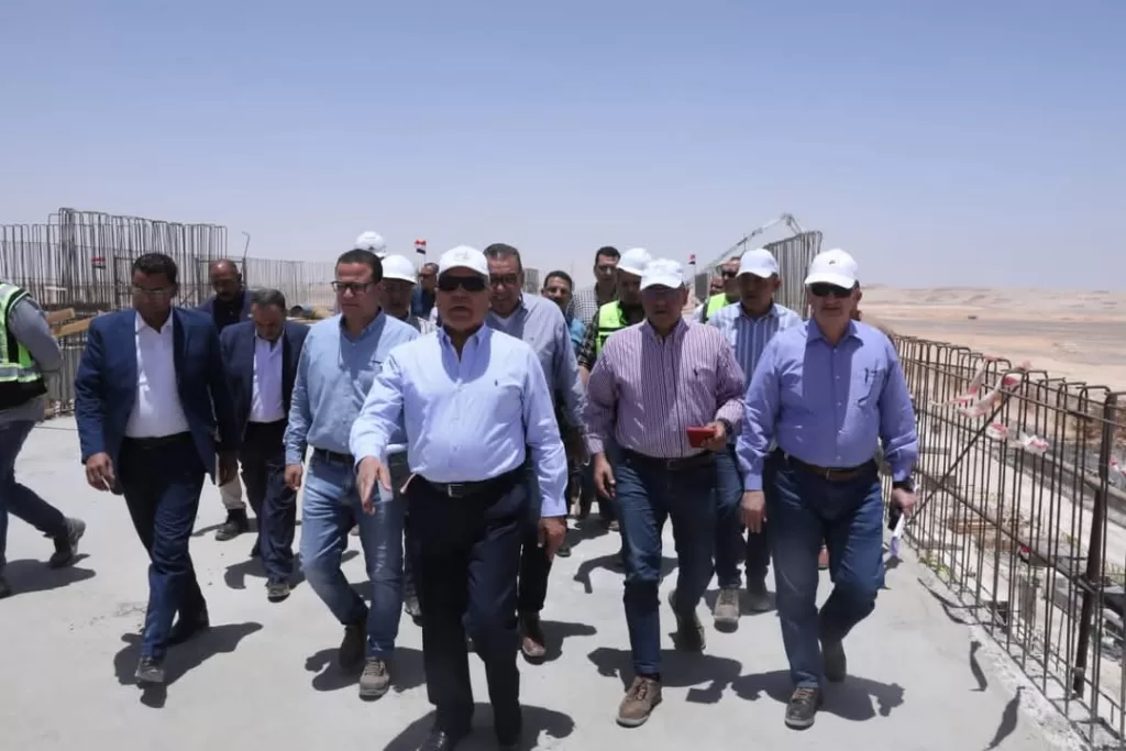 خطوات تنموية جديدة في المنيا: وزير الصناعة والنقل يفتتح مصنع ملابس ويتفقد مشروع ازدواج طريق ديروط-أسيوط 6 - جريدة الجمهورية WhatsApp Image 2025 05 24 at 2.39.50 PM - جريدة الجمهورية