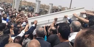 بعد تصريح النيابة بالدفن.. جنازة الدكتور أحمد الدجوي تشهد غياب الجدة والحفيدتين