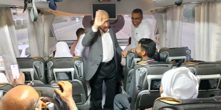 محافظ شمال سيناء يودع حجاج الجمعيات الأهلية 1 - جريدة الجمهورية محافظ شمال سيناء يودع حجاج الجمعيات الأهلية