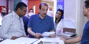 لضمان جودة الخدمات.. نائب وزير الصحة يزور منشآت البحر الأحمر ويراجع سير العمل