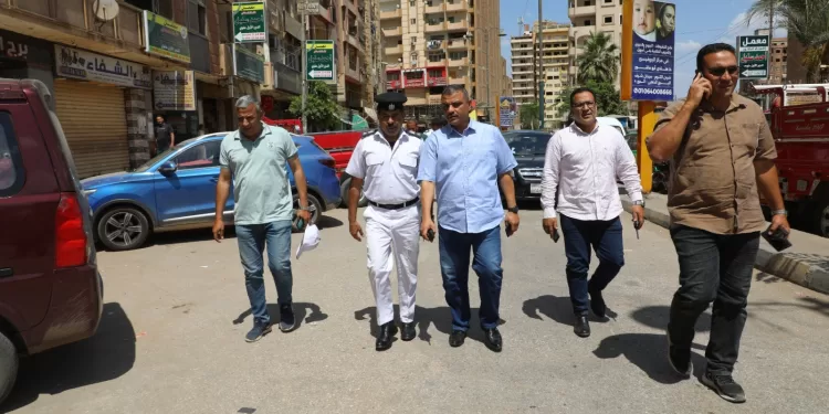 متابعة ميدانية.. السكرتير العام المساعد يتابع سير العمل والوضع الخدمي بأحياء شبين الكوم