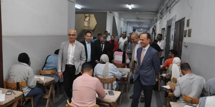 رئيس جامعة عين شمس يتفقد امتحانات الفصل الدراسي الثاني
