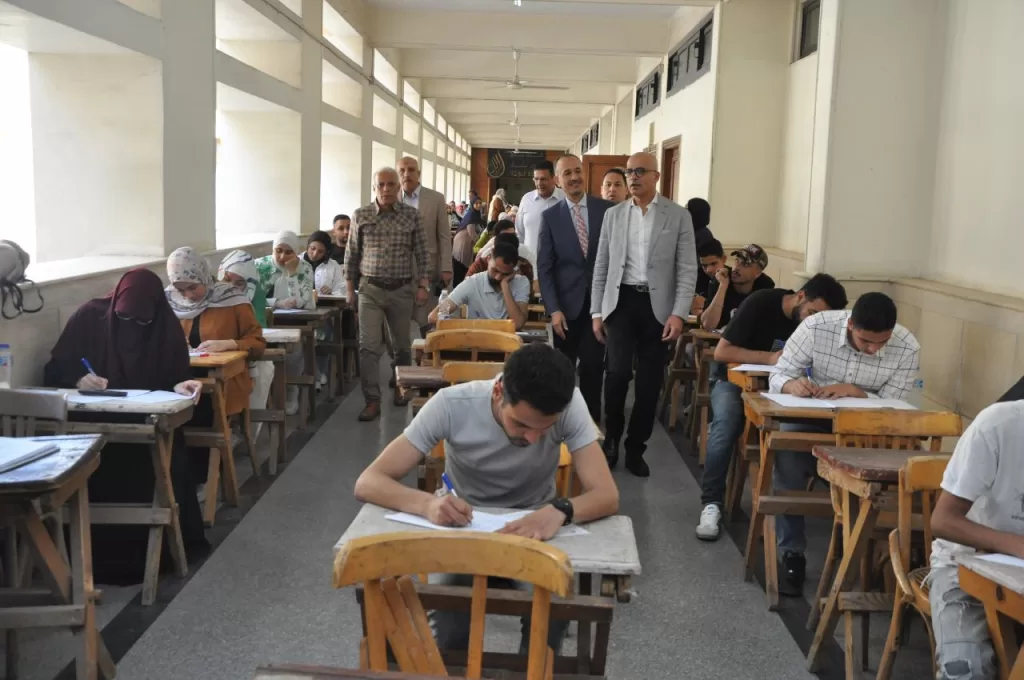 رئيس جامعة عين شمس يتفقد امتحانات الفصل الدراسي الثاني 2 - جريدة الجمهورية 14 2 - جريدة الجمهورية