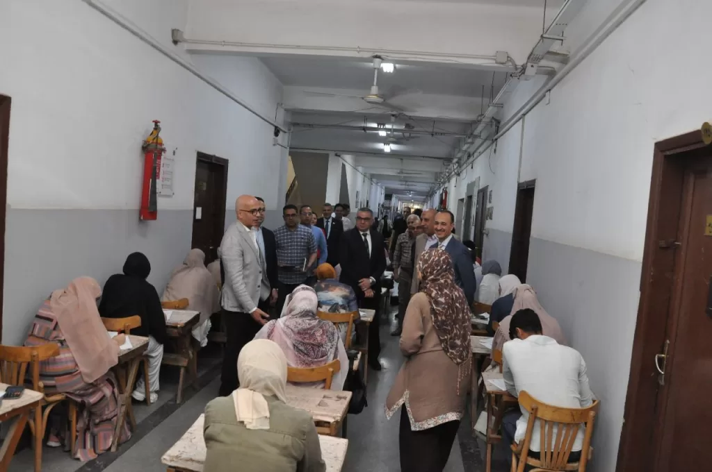 رئيس جامعة عين شمس يتفقد امتحانات الفصل الدراسي الثاني 3 - جريدة الجمهورية 15 2 - جريدة الجمهورية