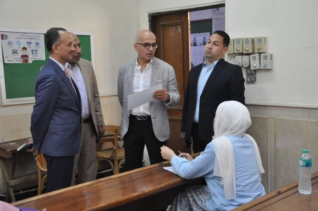 رئيس جامعة عين شمس يتفقد امتحانات الفصل الدراسي الثاني 4 - جريدة الجمهورية 16 2 - جريدة الجمهورية