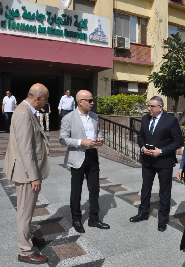 رئيس جامعة عين شمس يتفقد امتحانات الفصل الدراسي الثاني 5 - جريدة الجمهورية 17 1 - جريدة الجمهورية
